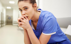 Docteur triste assis à l'hôpital.png