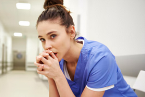 Docteur triste assis à l'hôpital.png