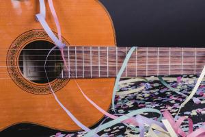 guitare-espagnole-avec-confettis.jpg