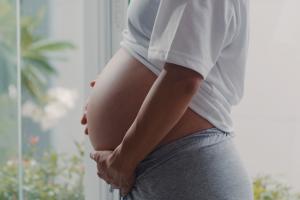 femme enceinte tenant son ventre