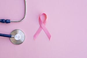 ruban-rose-avec-stethoscope.jpg
